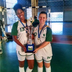 Hohana Silva (à esquerda) e Bárbara (à direita) celebram o título dos JUGS 2017